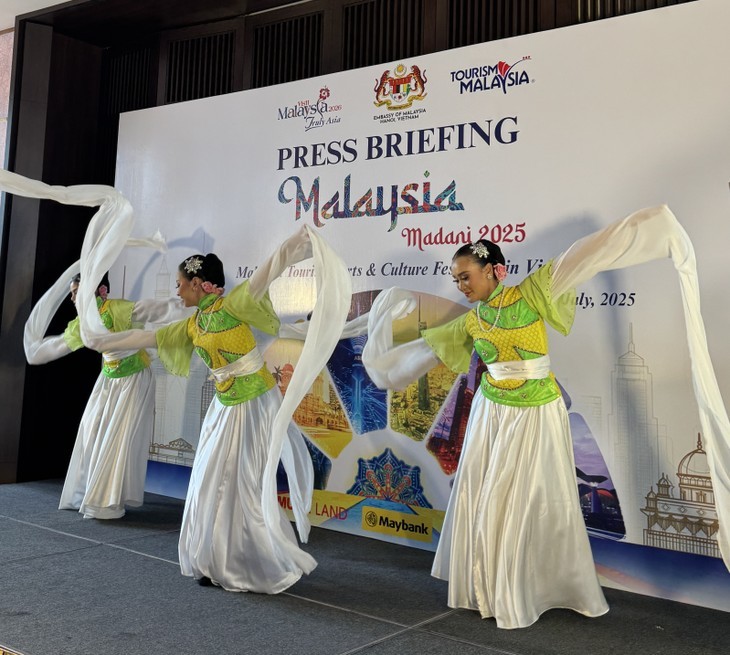 A traditional Malaysian dance performance at the press conference. (Photo: Hong Nhung/VOV) A traditional Malaysian dance performance at the press conference. (Photo: Hong Nhung/VOV)