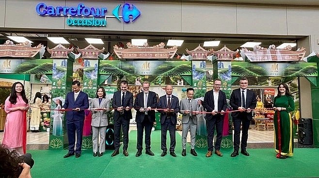 Delegates cut the ribbon to inaugurate the Vietnam Goods Week at Carrefour Collégien hypermarket (Photo:VNA) Delegates cut the ribbon to inaugurate the Vietnam Goods Week at Carrefour Collégien hypermarket (Photo:VNA)