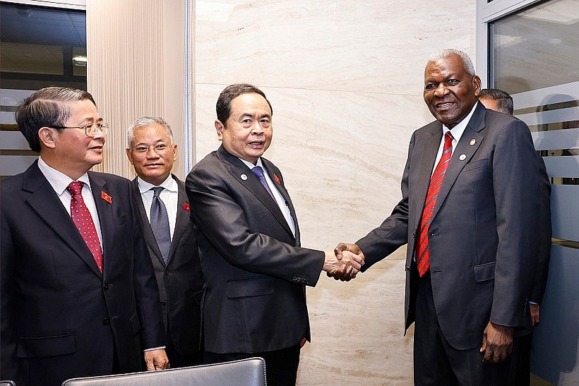 Chairman of the National Assembly Tran Thanh Man (second from left) shakes hands with President of the National Assembly of People’s Power of Cuba Esteban Lazo. (Photo: VNA) Chairman of the National Assembly Tran Thanh Man (second from left) shakes hands with President of the National Assembly of People’s Power of Cuba Esteban Lazo. (Photo: VNA)