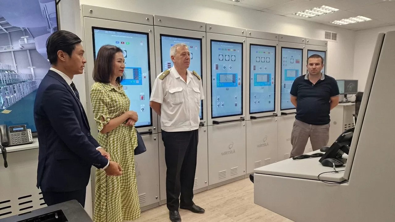 Director of the Nikola Vaptsarov Naval Academy Rear Admiral Kalin Kalinov (third from left) introduces the academy's operations centre to Vietnamese Ambassador Nguyen Thi Minh Nguyet. Director of the Nikola Vaptsarov Naval Academy Rear Admiral Kalin Kalinov (third from left) introduces the academy's operations centre to Vietnamese Ambassador Nguyen Thi Minh Nguyet.