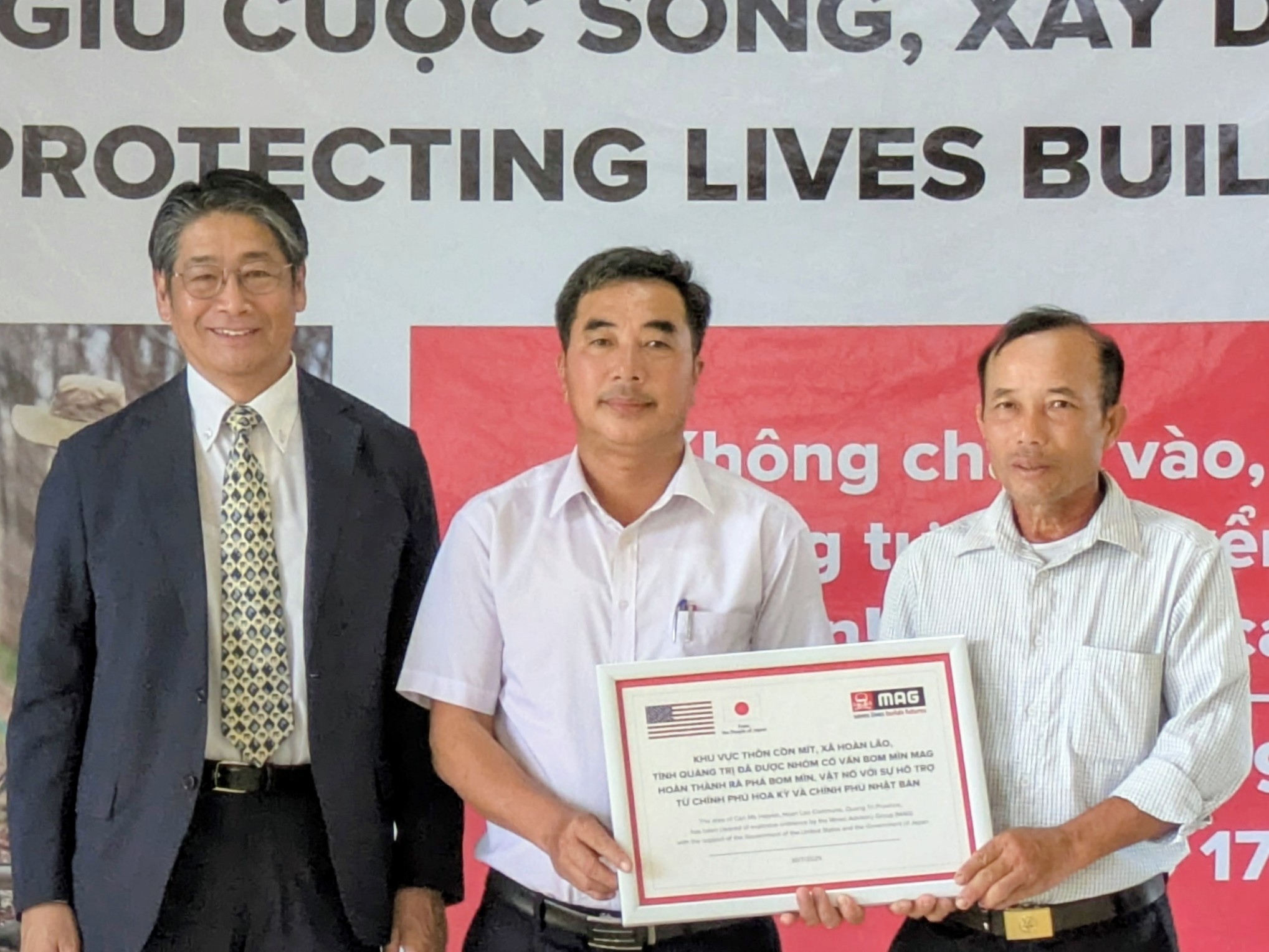Đại sứ quán Nhật Bản bàn giao hơn 3km² đất đã rà phá bom chùm tại Quảng Trị Đại sứ quán Nhật Bản bàn giao khu đất đã rà phá bom chùm tại Quảng Trị