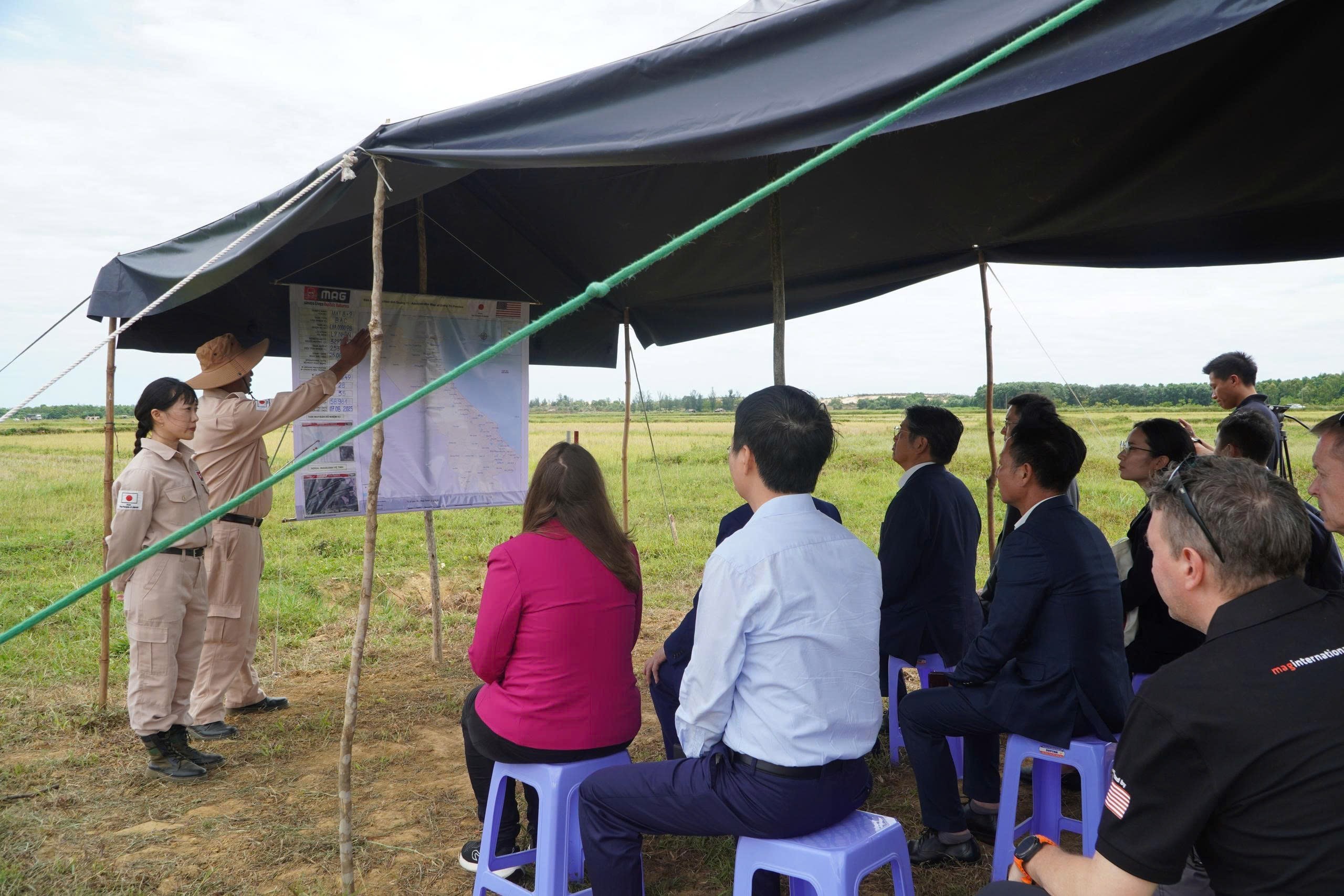 Đại sứ quán Nhật Bản bàn giao hơn 3km² đất đã rà phá bom chùm tại Quảng Trị Đại sứ quán Nhật Bản bàn giao khu đất đã rà phá bom chùm tại Quảng Trị