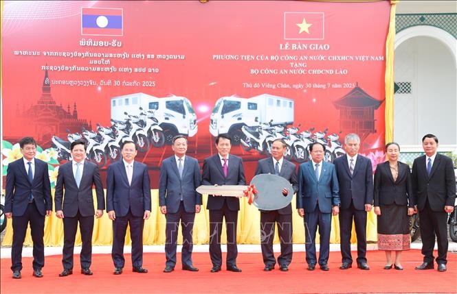 Bộ Công an Việt Nam trao tặng Bộ Công an Lào một số phương tiện phục vụ công tác công an. (Ảnh: TTXVN) Bộ Công an Việt Nam trao tặng Bộ Công an Lào một số phương tiện phục vụ công tác công an. (Ảnh: TTXVN)