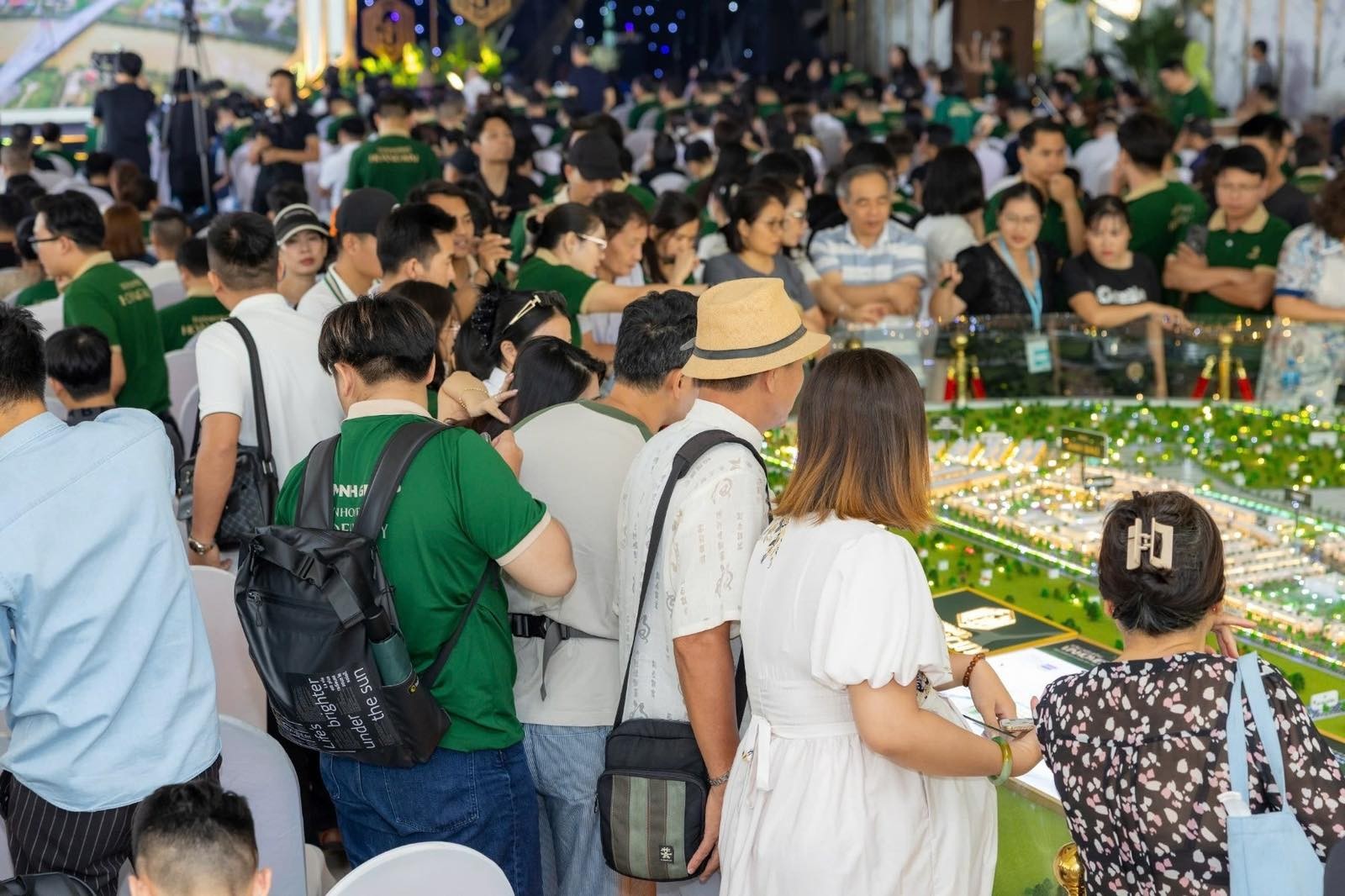 Sự kiện ra mắt dự án Vinhomes Golden City và giới thiệu phân khu Mặt Trời vừa qua đã thu hút hàng nghìn nhà đầu tư Sự kiện ra mắt dự án Vinhomes Golden City và giới thiệu phân khu Mặt Trời vừa qua đã thu hút hàng nghìn nhà đầu tư