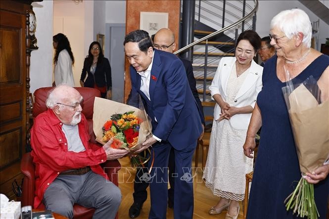 : National Assembly Chairman Trần Thanh Mẫn and his spouse Nguyễn Thị Thanh Nga visit Mr. and Mrs. Jacques Savary’s home. Photo: Doãn Tấn/VNA