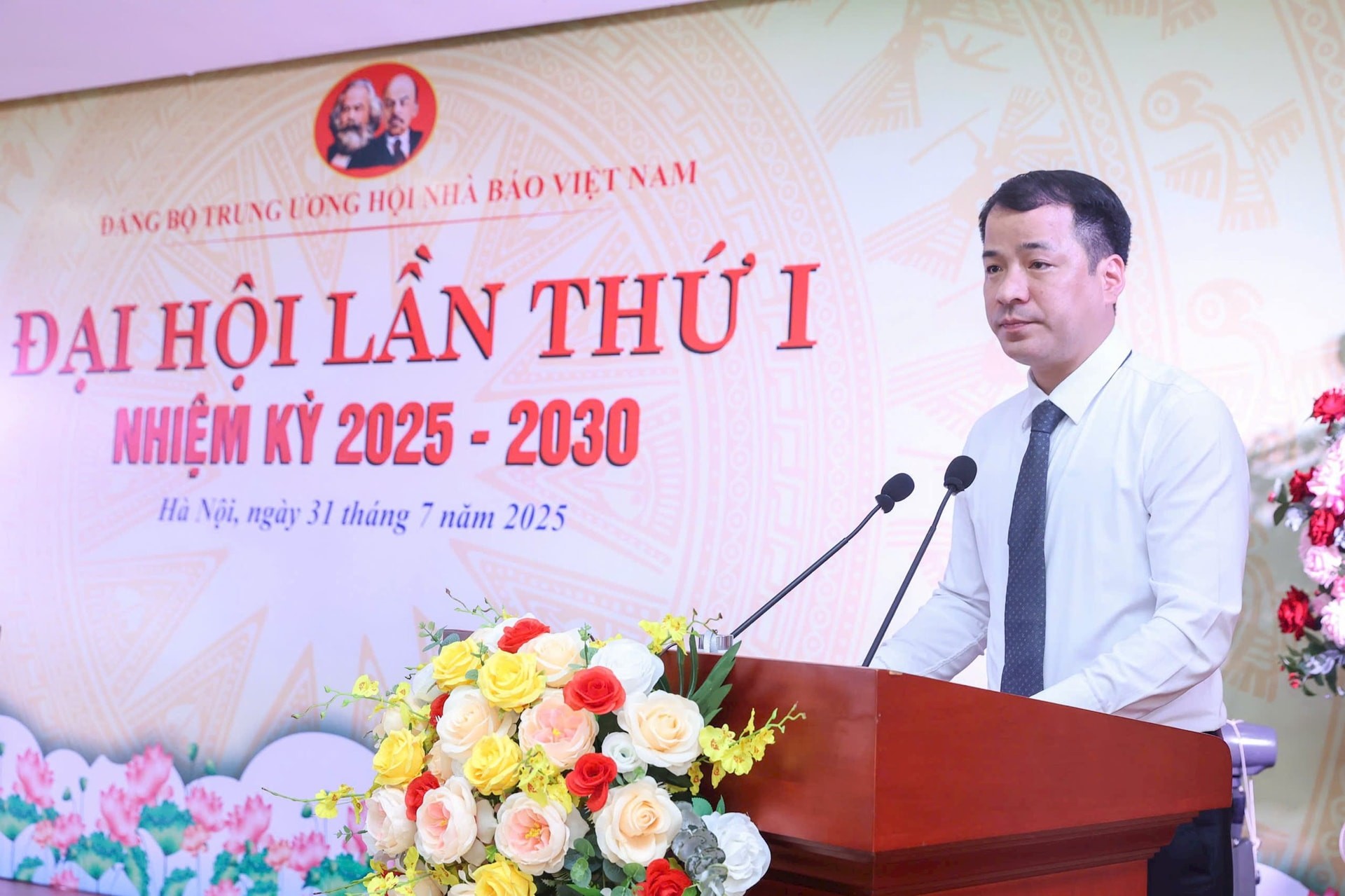 Ngô Văn Cương - Phó Bí thư Đảng ủy MTTQ, các đoàn thể Trung ương phát biểu tại Đại hội phát biểu chỉ đạo Đại hội. (Ảnh: Hội Nhà báo Việt Nam) Ngô Văn Cương - Phó Bí thư Đảng ủy MTTQ, các đoàn thể Trung ương phát biểu tại Đại hội phát biểu chỉ đạo Đại hội. (Ảnh: Hội Nhà báo Việt Nam)