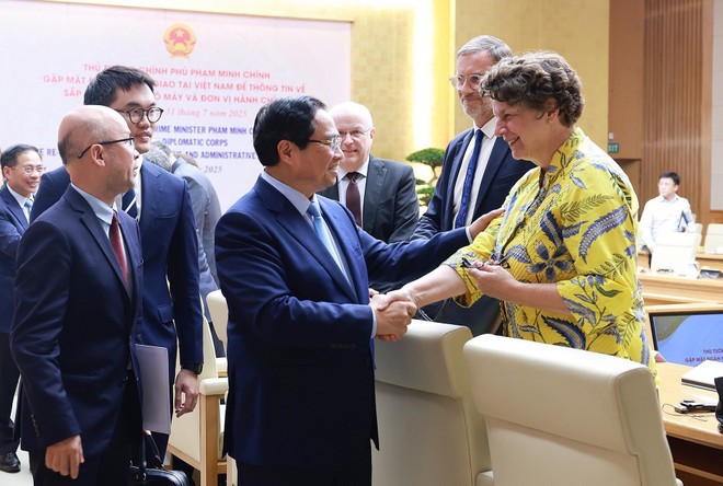 Prime Minister Pham Minh Chinh (C) shakes hands with an representative of the diplomatic corps at the meeting in Hanoi on July 31, 2025. (Photo: VNA) Prime Minister Pham Minh Chinh (C) shakes hands with an representative of the diplomatic corps at the meeting in Hanoi on July 31, 2025. (Photo: VNA)