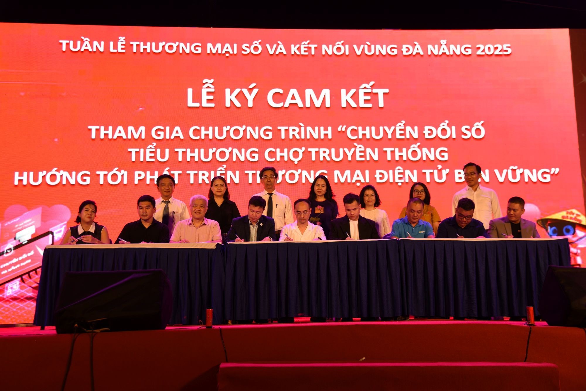 Tại phiên khai mạc Tuần lễ (tối 1/8/2025), đã diễn ra Lễ ký cam kết tham gia Chương trình “Chuyển đổi số tiểu thương chợ truyền thống hướng tới phát triển thương mại điện tử bền vững”. Ảnh: Tạp chí Đông Nam Á Tại phiên khai mạc Tuần lễ (tối 1/8/2025), đã diễn ra Lễ ký cam kết tham gia Chương trình “Chuyển đổi số tiểu thương chợ truyền thống hướng tới phát triển thương mại điện tử bền vững”. Ảnh: Tạp chí Đông Nam Á