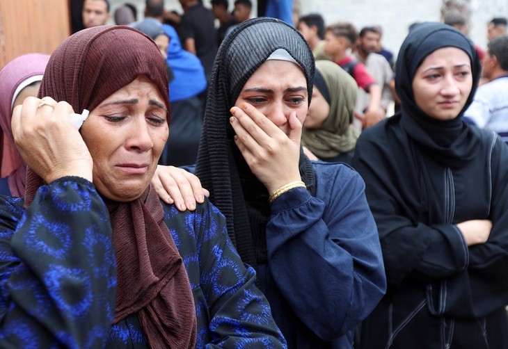 Người dân bật khóc trong lễ tang của các nạn nhân Palestine, những người đã thiệt mạng do trúng đạn trong lúc cố gắng nhận viện trợ hoặc thiệt mạng trong các cuộc không kích của Israel. Ảnh chụp tại Bệnh viện Nasser ở TP Khan Younis, phía nam Dải Gaza ngày 1-8 - Ảnh: REUTERS Người dân bật khóc trong lễ tang của các nạn nhân Palestine, những người đã thiệt mạng do trúng đạn trong lúc cố gắng nhận viện trợ hoặc thiệt mạng trong các cuộc không kích của Israel. Ảnh chụp tại Bệnh viện Nasser ở TP Khan Younis, phía nam Dải Gaza ngày 1-8 - Ảnh: REUTERS
