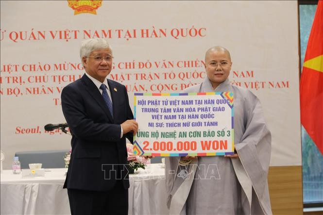 Sư cô Thích Nữ Giới Tánh - Chủ tịch Hội Phật tử Việt Nam tại Hàn Quốc trao tặng số tiền 2.000.000 won do các Hội Phật tử Việt Nam tại Hàn Quốc quyên góp ủng hộ bà con tỉnh Nghệ An khắc phục cơn bão số 3. Sư cô Thích Nữ Giới Tánh - Chủ tịch Hội Phật tử Việt Nam tại Hàn Quốc trao tặng số tiền 2.000.000 won do các Hội Phật tử Việt Nam tại Hàn Quốc quyên góp ủng hộ bà con tỉnh Nghệ An khắc phục cơn bão số 3.