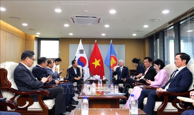 Ông Đỗ Văn Chiến tiếp lãnh đạo huyện Bonghwa (thuộc tỉnh Gyeongsang Bắc, Hàn Quốc) và đại diện Dòng họ Lý Hoa Sơn. Ông Đỗ Văn Chiến tiếp lãnh đạo huyện Bonghwa (thuộc tỉnh Gyeongsang Bắc, Hàn Quốc) và đại diện Dòng họ Lý Hoa Sơn.