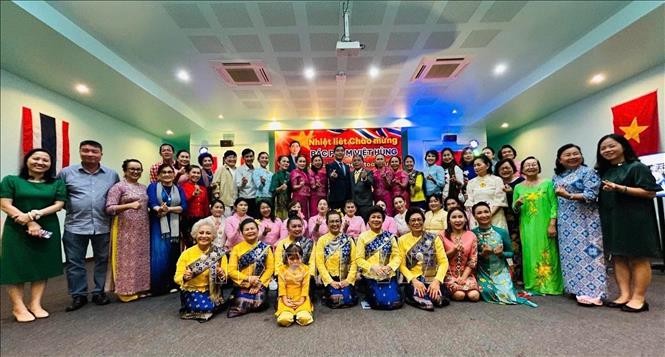 Đoàn công tác gặp gỡ bà con kiều bào tại Phuket. (Ảnh: TTXVN) Đoàn công tác gặp gỡ bà con kiều bào tại Phuket. (Ảnh: TTXVN)