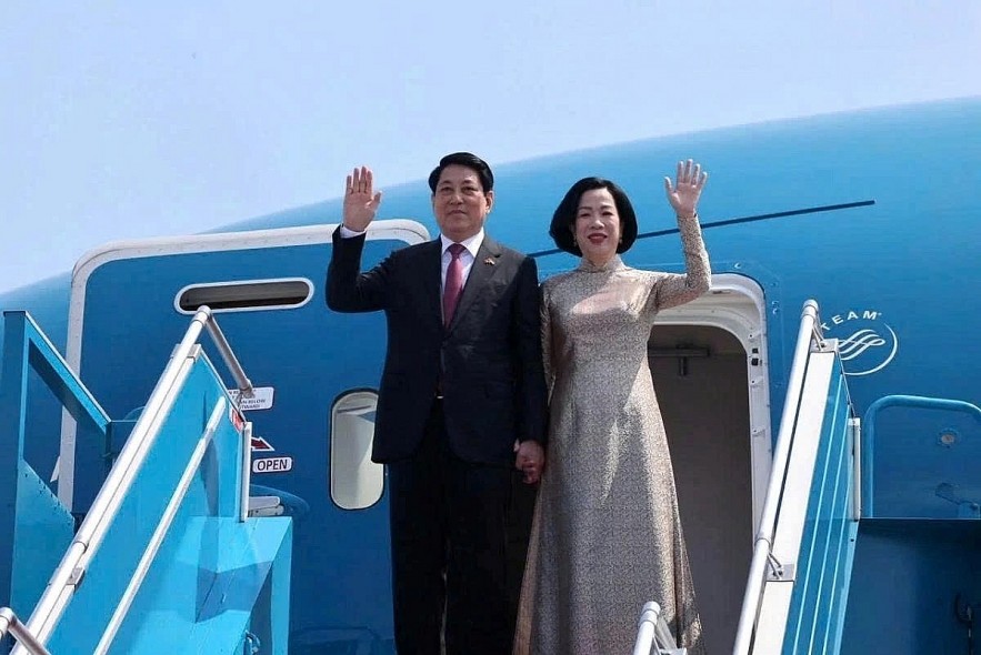 President Luong Cuong and his spouse wave farewell before boarding the plane at Noi Bai International Airport. President Luong Cuong and his spouse wave farewell before boarding the plane at Noi Bai International Airport.
