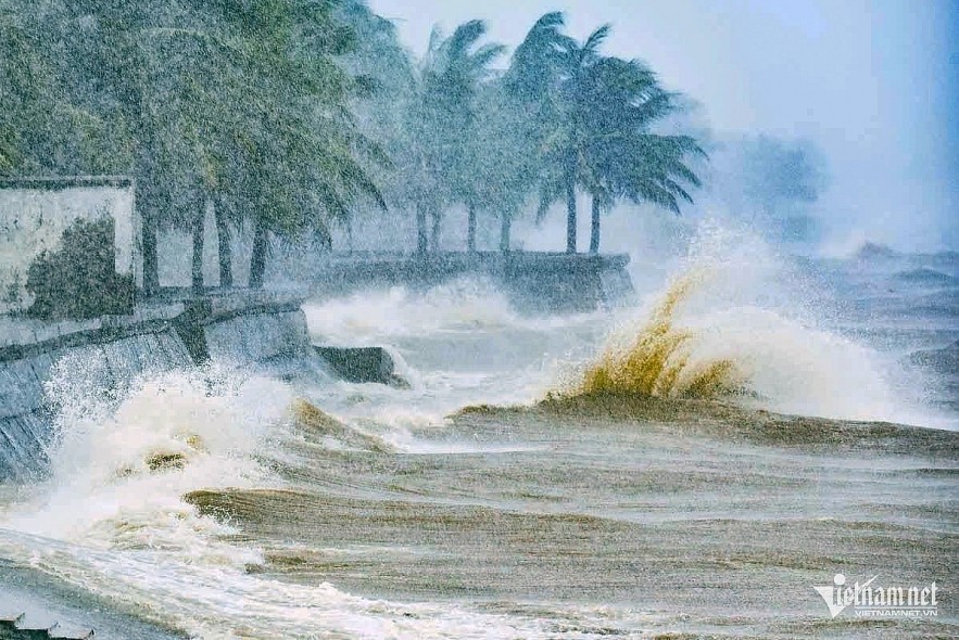 Typhoon Wipha created high waves and flooding in Thanh Hoa. Photo: Le Duong Typhoon Wipha created high waves and flooding in Thanh Hoa. Photo: Le Duong