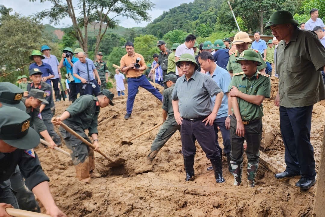 Thủ tướng tới bản Háng Pú Xi, xã Xa Dung, nơi có 17 hộ dân 80 khẩu bị mất toàn bộ nhà cửa. Ảnh: VGP Thủ tướng tới bản Háng Pú Xi, xã Xa Dung, nơi có 17 hộ dân 80 khẩu bị mất toàn bộ nhà cửa. Ảnh: VGP