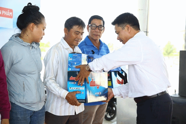 Nguyen Huy Hien, Deputy Director of the Hue City Department of Culture and Sports, presented gifts to fishermen during the program. (Photo: Hoang Dung)