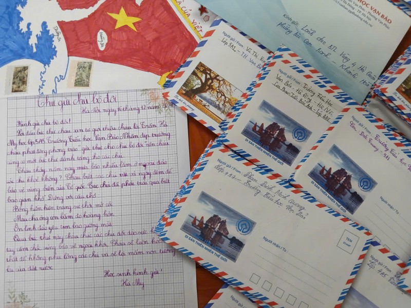 Xúc động trước hàng trăm lá thư tay của các cháu học sinh gửi tới quân và dân trên đảo Trường Sa Xúc động trước hàng trăm lá thư tay của các cháu học sinh gửi tới quân và dân trên đảo Trường Sa