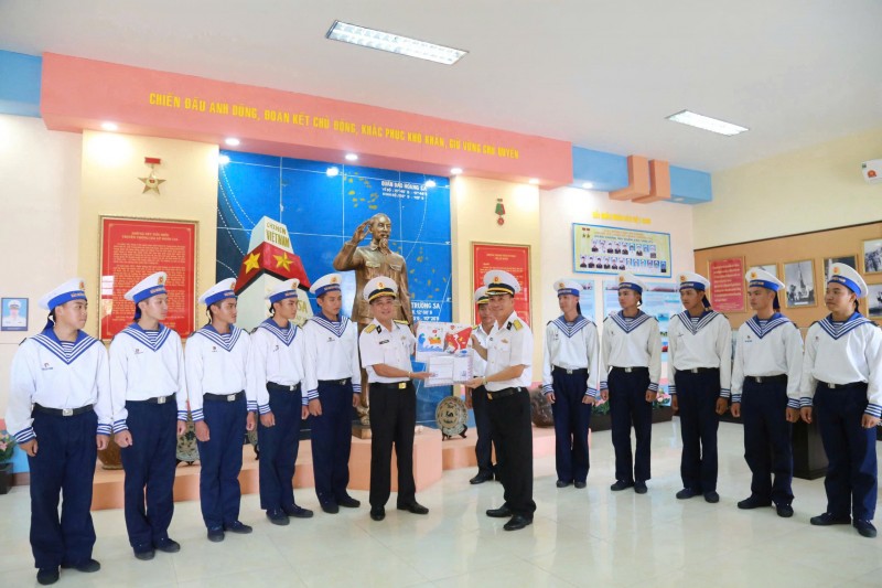 Xúc động trước hàng trăm lá thư tay của các cháu học sinh gửi tới quân và dân trên đảo Trường Sa Xúc động trước hàng trăm lá thư tay của các cháu học sinh gửi tới quân và dân trên đảo Trường Sa