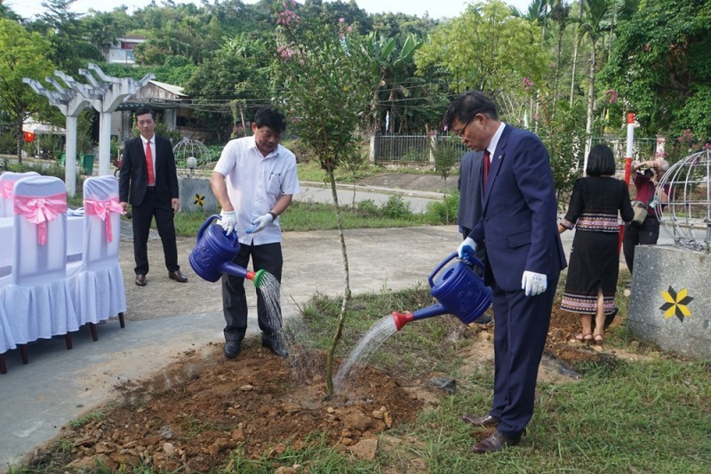 The two sides organized a commemorative tree planting program at Nam Trà My Commune Park. (Photo: Hoàng Huynh/danang.gov.vn) The two sides organized a commemorative tree planting program at Nam Trà My Commune Park. (Photo: Hoàng Huynh/danang.gov.vn)
