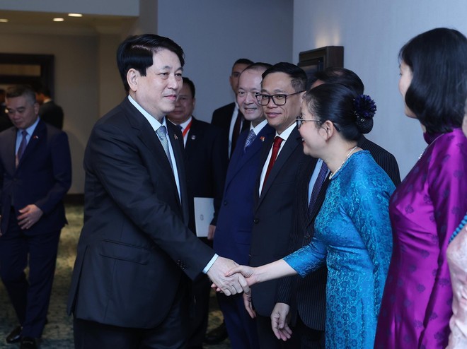 State President Luong Cuong and Vietnamese Ambassadors to African countries. (Photo: VNA)