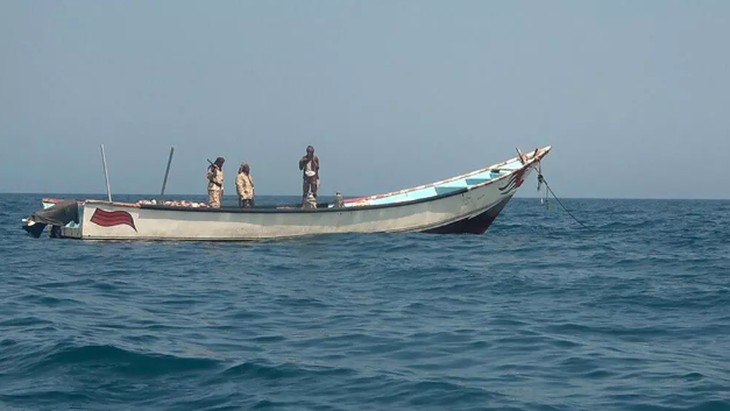 Người dân Yemen đang tìm kiếm những người sống sót sau một vụ lật thuyền ngày 11/6/2024 tại tỉnh Shabwah, Yemen. (Ảnh: AFP) Người dân Yemen đang tìm kiếm những người sống sót sau một vụ lật thuyền ngày 11/6/2024 tại tỉnh Shabwah, Yemen. (Ảnh: AFP)
