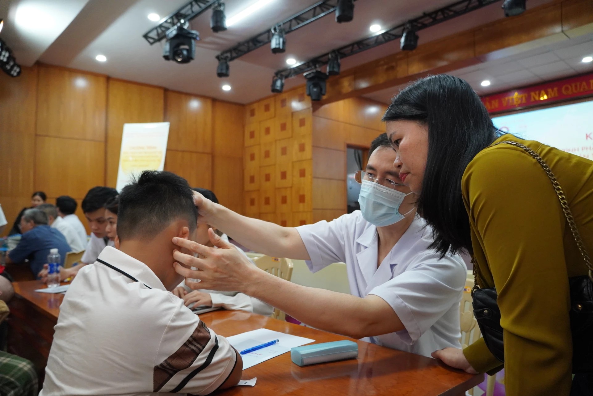 Trẻ được khám sàng lọc, tư vấn, đánh giá khả năng phẫu thuật hoặc hỗ trợ phục hồi chức năng. Trẻ được khám sàng lọc, tư vấn, đánh giá khả năng phẫu thuật hoặc hỗ trợ phục hồi chức năng.