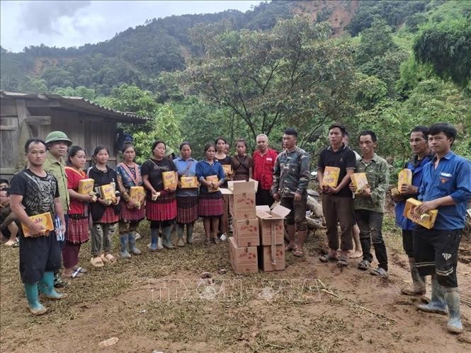 Đại diện Hội Chữ thập đỏ Điện Biên trao hàng cứu trợ cho người dân. (Ảnh: TTXVN) Đại diện Hội Chữ thập đỏ Điện Biên trao hàng cứu trợ cho người dân. (Ảnh: TTXVN)
