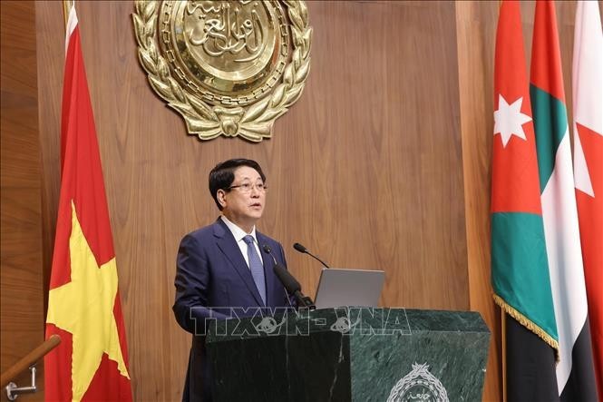 State President Luong Cuong delivers a policy address at the League of Arab States’ headquarters in Cairo on August 4. (Photo: VNA) State President Luong Cuong delivers a policy address at the League of Arab States’ headquarters in Cairo on August 4. (Photo: VNA)