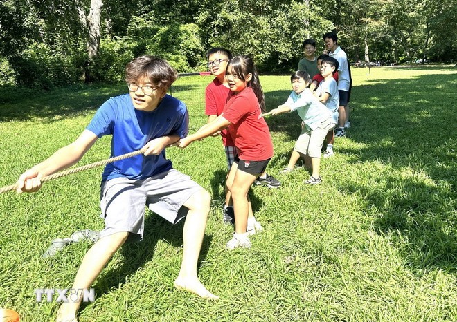 Children eagerly take part in a tug-of-war game. (Photo: Ngoc Quang/VNA) Children eagerly take part in a tug-of-war game. (Photo: Ngoc Quang/VNA)