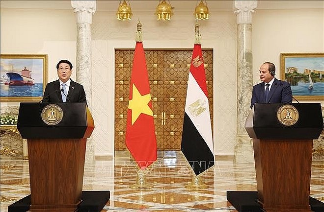 State President Luong Cuong (L) and Egyptian President Abdel Fattah El‑Sisi chair a joint press conference following their talks (Photo: VNA)