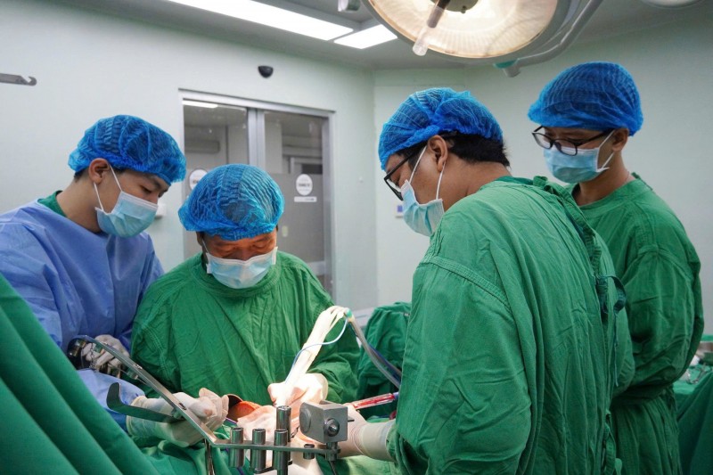 Lần đầu tiên phẫu thuật cho bệnh nhân ung thư gan bằng hệ thống dao mổ siêu âm ở ĐBSCL Lần đầu tiên phẫu thuật cho bệnh nhân ung thư gan bằng hệ thống dao mổ siêu âm ở ĐBSCL