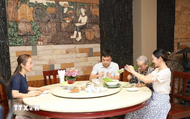 Ngọn lửa tiếng Việt 4 thế hệ cháy mãi nơi đất Lào Ngọn lửa tiếng Việt 4 thế hệ cháy mãi nơi đất Lào