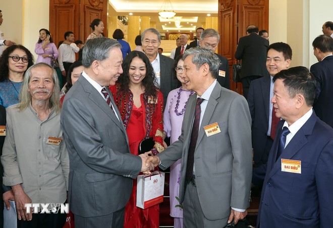 Trí thức, nhà khoa học, văn nghệ sỹ - lực lượng tiên phong mở đường cho dân tộc tiến lên Trí thức, nhà khoa học, văn nghệ sỹ - lực lượng tiên phong mở đường cho dân tộc tiến lên