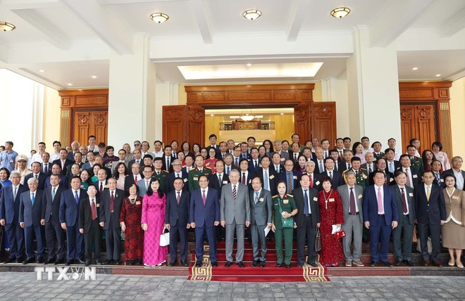 Trí thức, nhà khoa học, văn nghệ sỹ - lực lượng tiên phong mở đường cho dân tộc tiến lên Trí thức, nhà khoa học, văn nghệ sỹ - lực lượng tiên phong mở đường cho dân tộc tiến lên