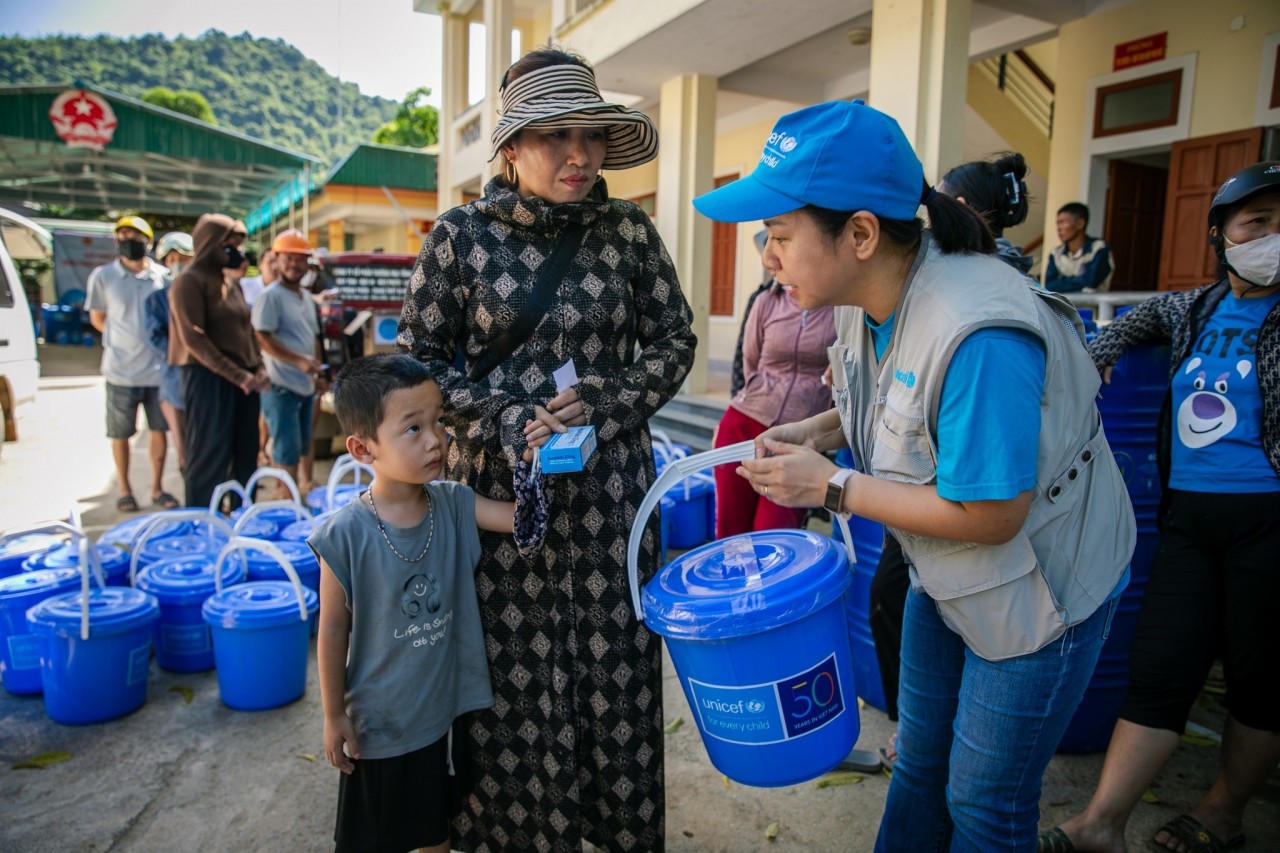UNICEF staff with local residents in areas affected by flooding and landslides caused by the aftermath of Storm No. 3. (Photo: UNICEF) UNICEF staff with local residents in areas affected by flooding and landslides caused by the aftermath of Storm No. 3. (Photo: UNICEF)