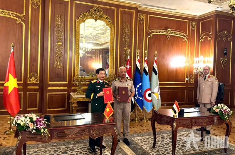 General Phan Văn Giang and General Abdel Mageed Saqr sign a Letter of Intent to promote defense cooperation. (Photo: People's Army Newspaper)