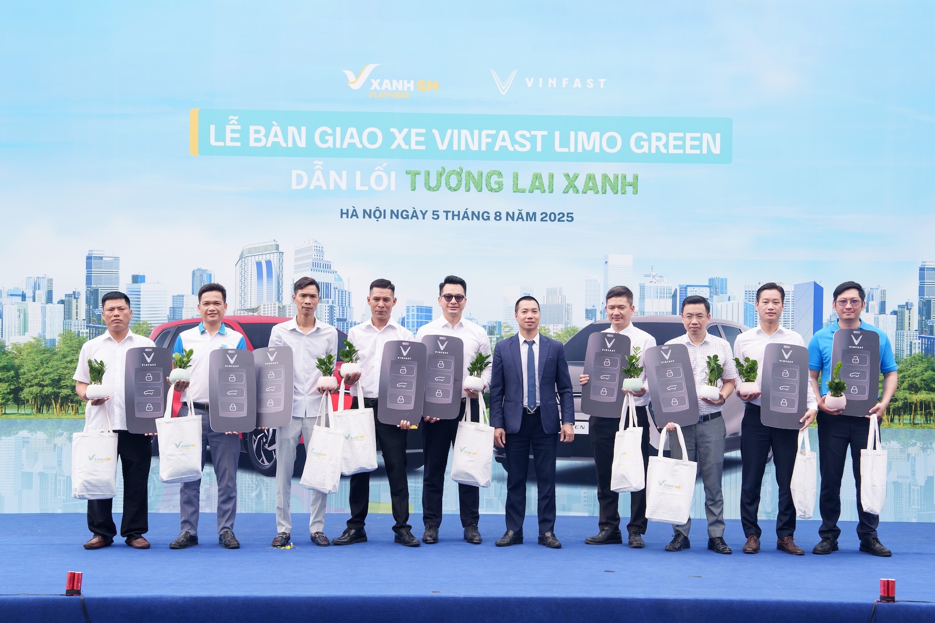 VinFast bàn giao lô xe Limo Green đầu tiên cho khách hàng VinFast bàn giao lô xe Limo Green đầu tiên cho khách hàng