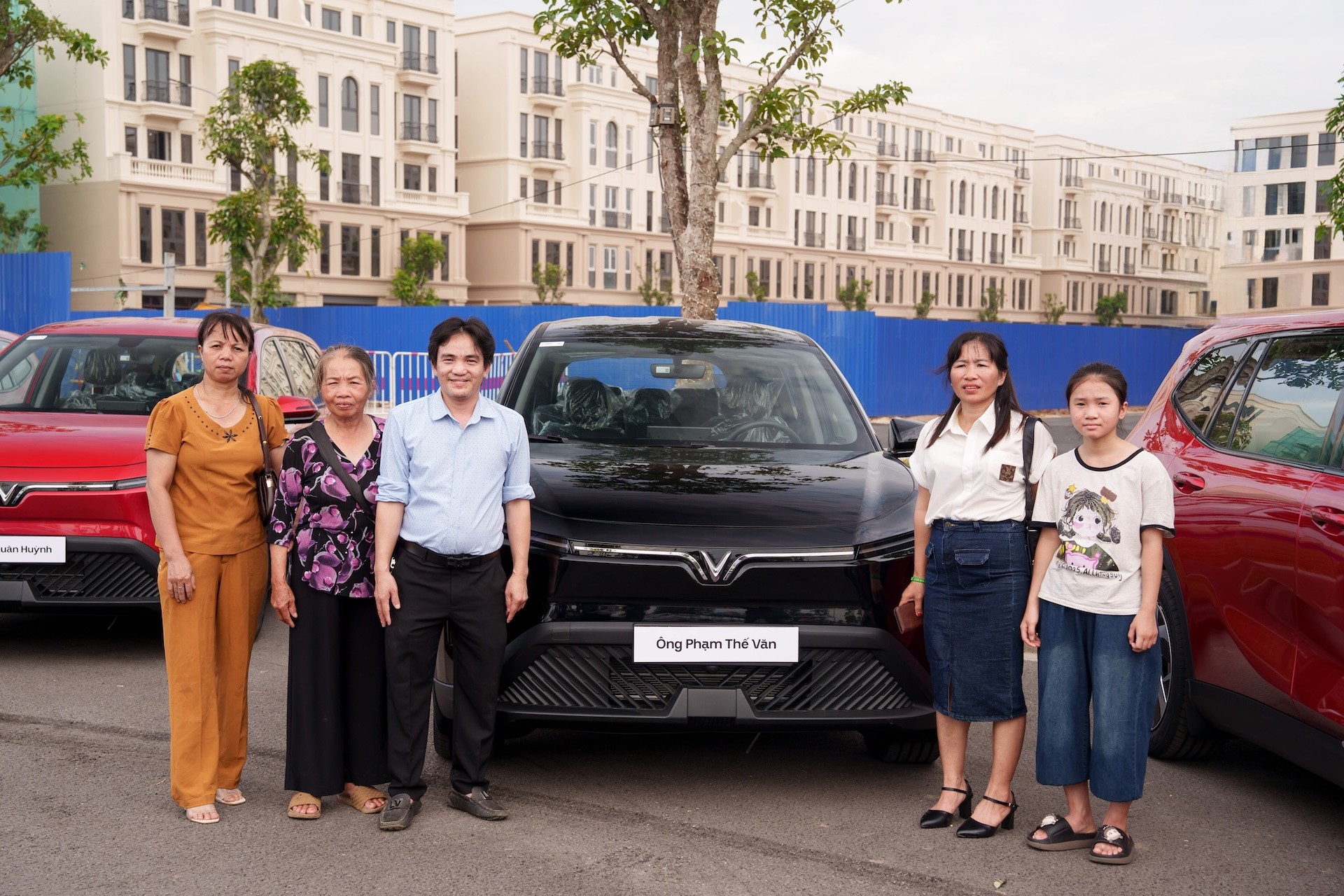 VinFast bàn giao lô xe Limo Green đầu tiên cho khách hàng VinFast bàn giao lô xe Limo Green đầu tiên cho khách hàng