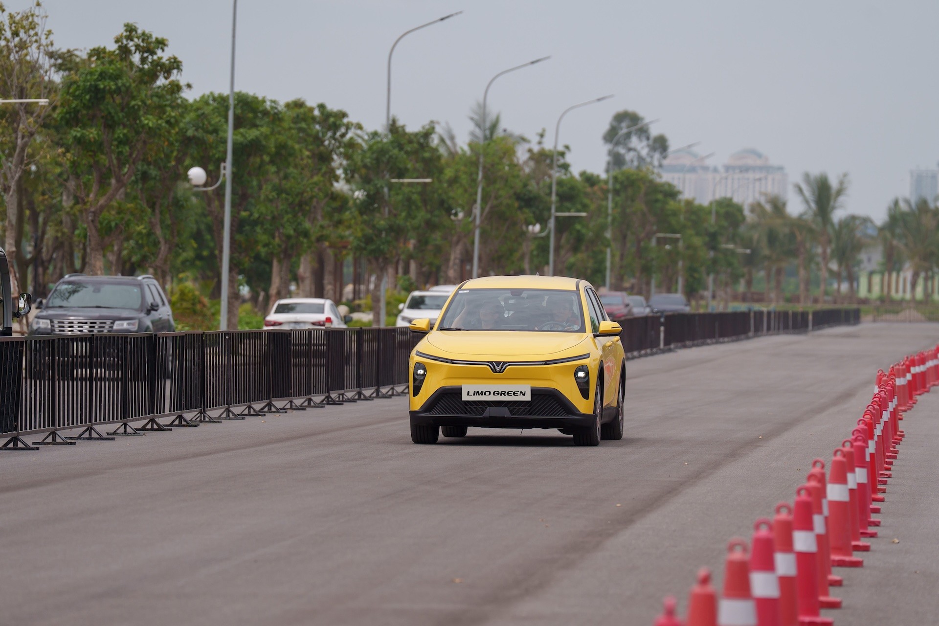 VinFast bàn giao lô xe Limo Green đầu tiên cho khách hàng VinFast bàn giao lô xe Limo Green đầu tiên cho khách hàng