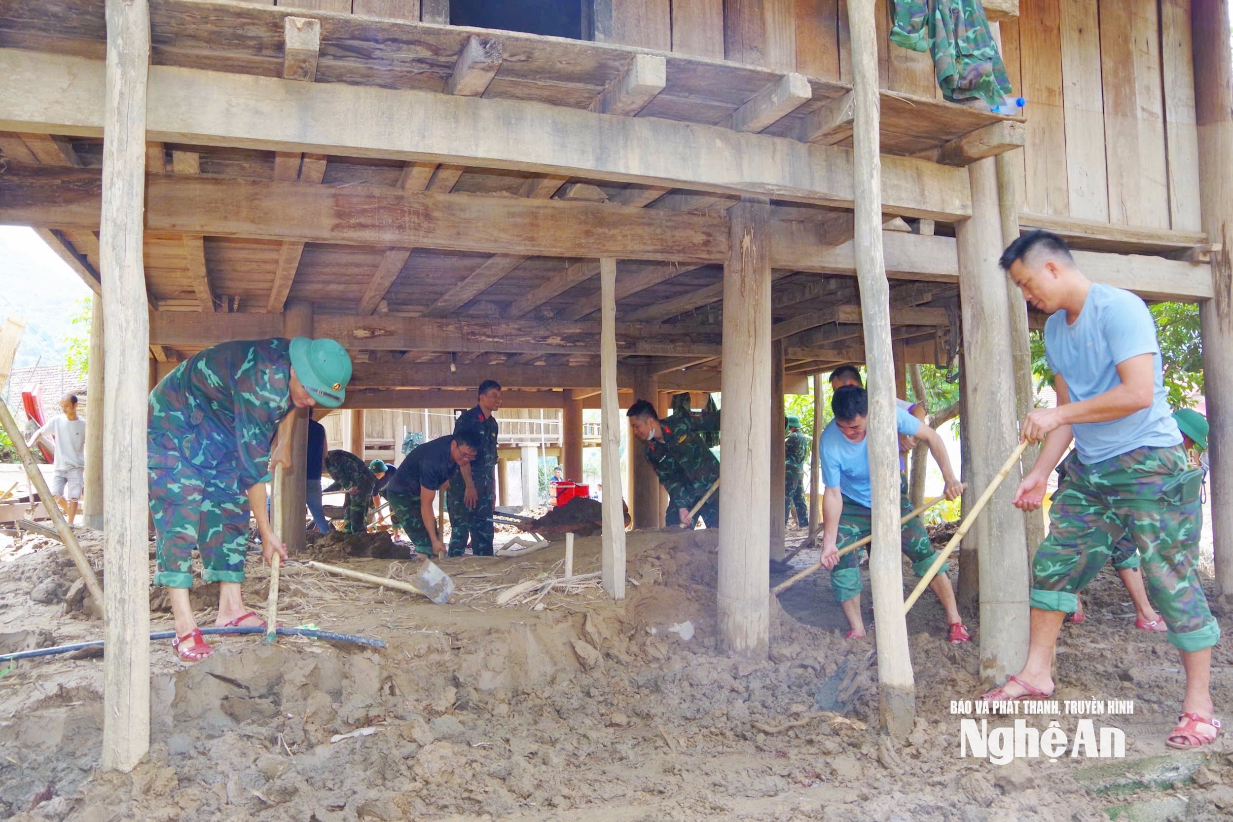 Cán bộ, chiến sĩ Bộ Chỉ huy Quân sự tỉnh Nghệ An giúp gia đình ông Lô Thế Anh ở bản Xiềng Tắm, xã Mỹ Lý nạo vét bùn đất, tu sửa nhà cửa sau khi nước lũ rút. (Ảnh: Báo và Phát thanh, Truyền hình Nghệ An) Cán bộ, chiến sĩ Bộ Chỉ huy Quân sự tỉnh Nghệ An giúp gia đình ông Lô Thế Anh ở bản Xiềng Tắm, xã Mỹ Lý nạo vét bùn đất, tu sửa nhà cửa sau khi nước lũ rút. (Ảnh: Báo và Phát thanh, Truyền hình Nghệ An)