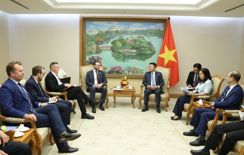 Phó Thủ tướng cho biết, Việt Nam luôn coi trọng tăng cường quan hệ Đối tác Chiến lược Việt Nam - Vương quốc Anh; mong muốn Đại sứ Anh tiếp tục góp phần thúc đẩy quan hệ hợp tác giáo dục đào tạo giữa hai nước, làm cầu nối để đẩy mạnh hợp tác giữa các cơ sở giáo dục hai bên - Ảnh: VGP/Đức Tuân Phó Thủ tướng cho biết, Việt Nam luôn coi trọng tăng cường quan hệ Đối tác Chiến lược Việt Nam - Vương quốc Anh; mong muốn Đại sứ Anh tiếp tục góp phần thúc đẩy quan hệ hợp tác giáo dục đào tạo giữa hai nước, làm cầu nối để đẩy mạnh hợp tác giữa các cơ sở giáo dục hai bên - Ảnh: VGP/Đức Tuân