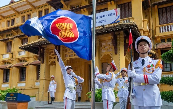 Đội danh dự Quân đội Nhân dân Việt Nam cử hành nghi thức thượng cờ ASEAN tại trụ sở Bộ Ngoại giao ngày 8/8. Ảnh: Giang Huy Đội danh dự Quân đội Nhân dân Việt Nam cử hành nghi thức thượng cờ ASEAN tại trụ sở Bộ Ngoại giao ngày 8/8. Ảnh: Giang Huy