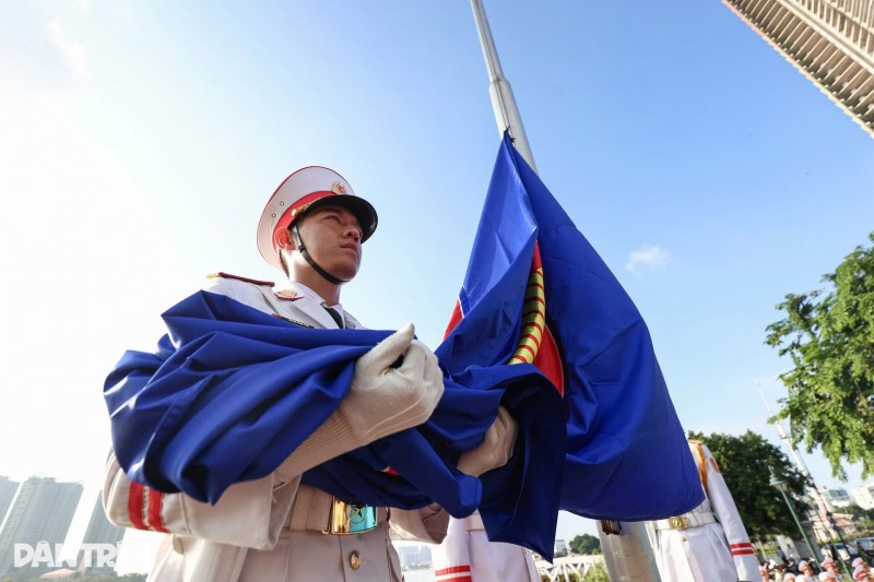 Lá cờ ASEAN có nền xanh biểu trưng cho hòa bình và ổn định, màu đỏ thể hiện cho sự năng động. 10 nhánh lúa màu vàng ở giữa thể hiện cho nền văn minh nông nghiệp và đại diện cho 10 quốc gia trong khối ASEAN. Lá cờ ASEAN có nền xanh biểu trưng cho hòa bình và ổn định, màu đỏ thể hiện cho sự năng động. 10 nhánh lúa màu vàng ở giữa thể hiện cho nền văn minh nông nghiệp và đại diện cho 10 quốc gia trong khối ASEAN.