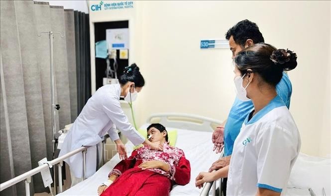 Bác sĩ Bệnh viện Quốc tế City khám cho bệnh nhi người Campuchia trước khi xuất viện. Ảnh: TTXVN phát Bác sĩ Bệnh viện Quốc tế City khám cho bệnh nhi người Campuchia trước khi xuất viện. Ảnh: TTXVN phát