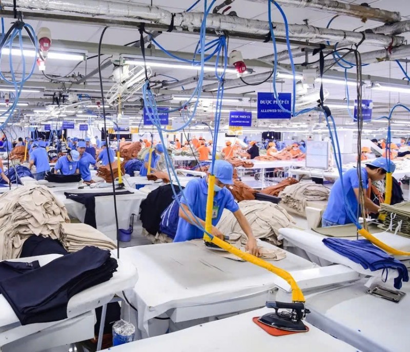 Ngành dệt may Việt Nam đối mặt thách thức kép là mức thuế Mỹ 20% và nỗi lo đảm bảo đời sống cho người lao động. Ảnh: Q.HUY Ngành dệt may Việt Nam đối mặt thách thức kép là mức thuế Mỹ 20% và nỗi lo đảm bảo đời sống cho người lao động. Ảnh: Q.HUY