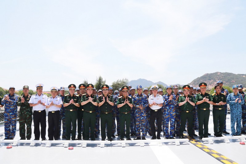 4.Thượng tướng Nguyễn Văn Nghĩa tặng quà và động viên các lực lượng tham gia luyện tập diễu binh trên biển 4.Thượng tướng Nguyễn Văn Nghĩa tặng quà và động viên các lực lượng tham gia luyện tập diễu binh trên biển