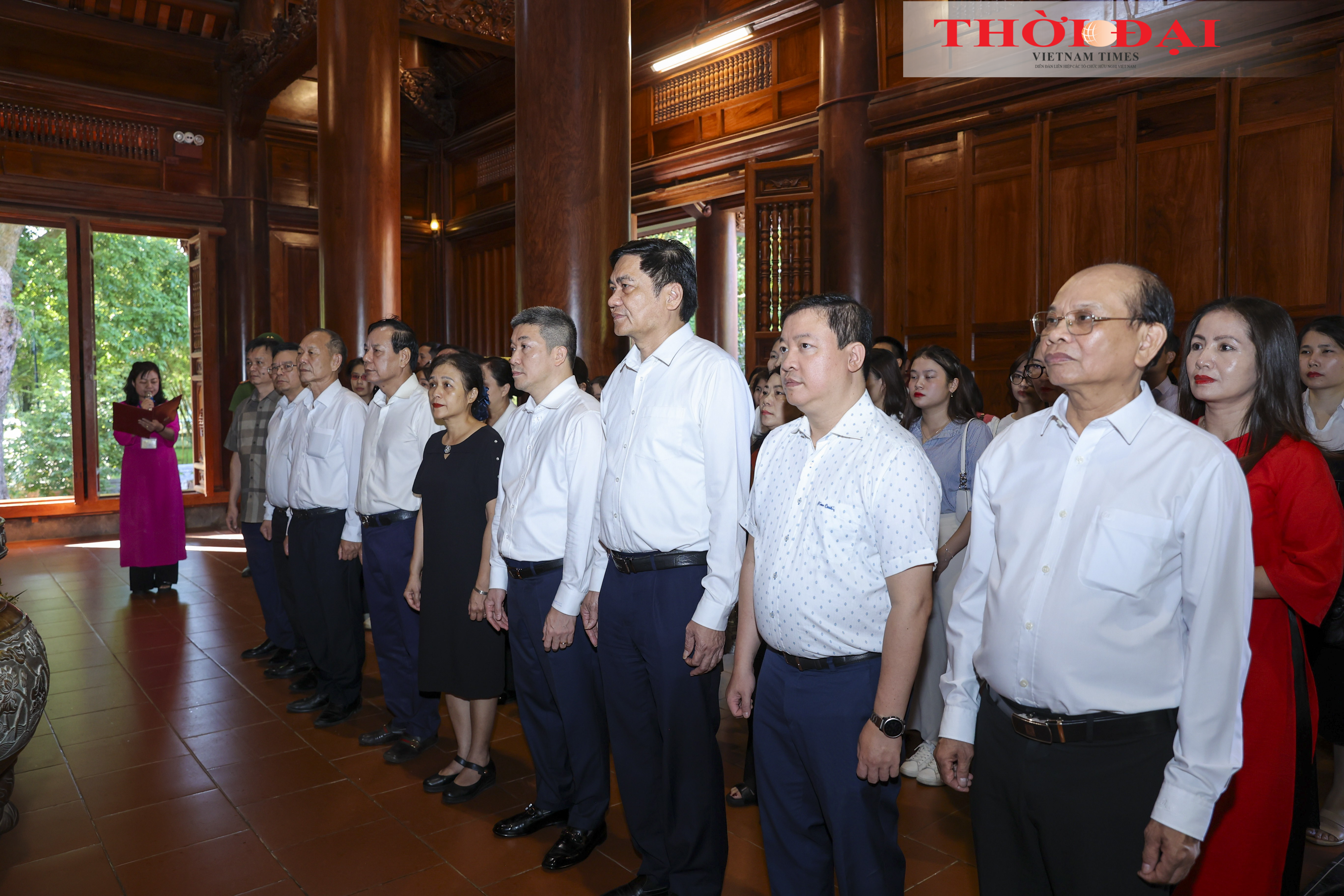 Đoàn đại biểu Liên hiệp các tổ chức hữu nghị Việt Nam dâng hoa, dâng hương tưởng niệm Chủ tịch Hồ Chí Minh tại Khu di tích Kim Liên, bày tỏ lòng thành kính và biết ơn Người - vị lãnh tụ vĩ đại của dân tộc Việt Nam. (Ảnh: Đinh Hòa)