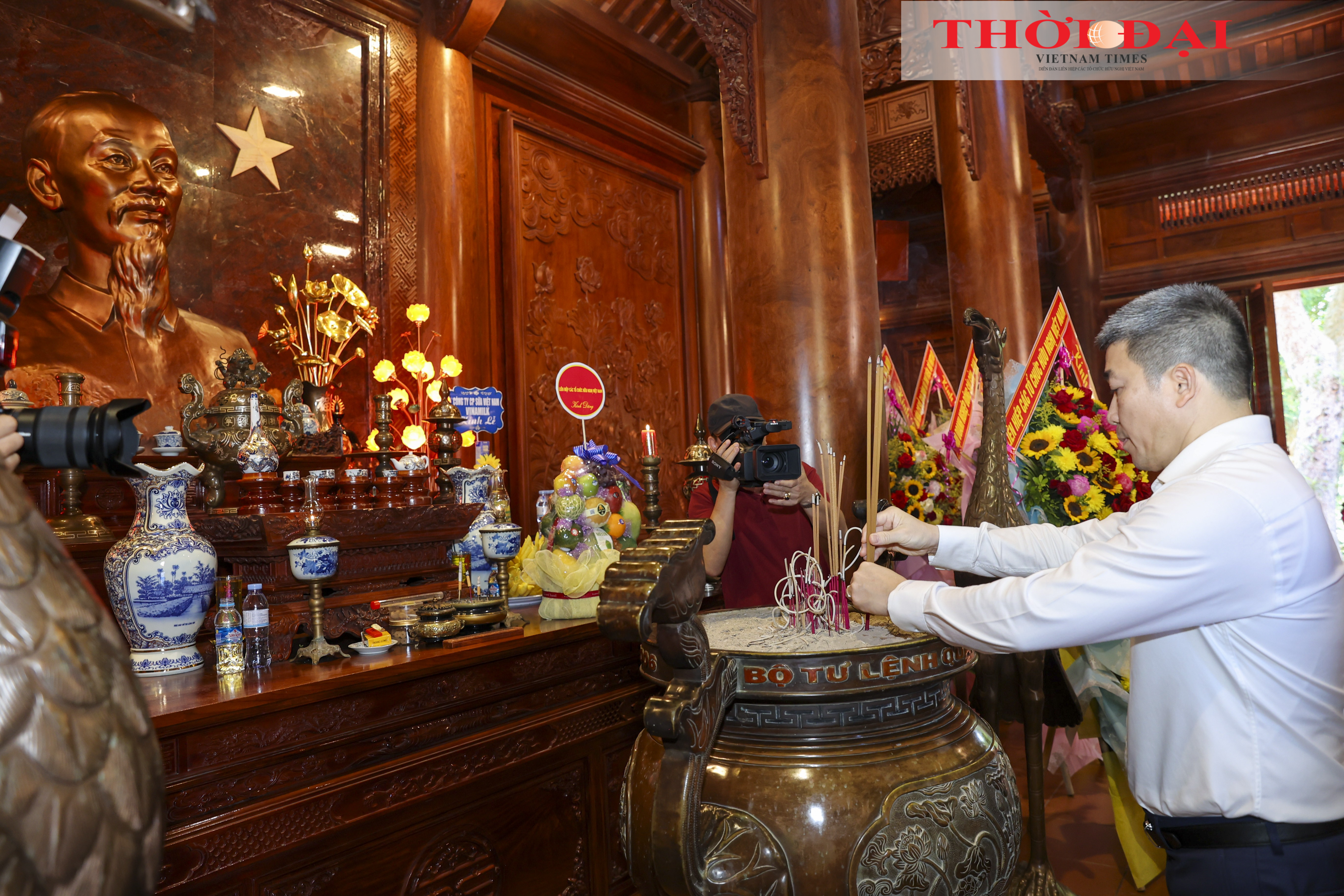 Đoàn đại biểu Liên hiệp các tổ chức hữu nghị Việt Nam dâng hoa, dâng hương tưởng niệm Chủ tịch Hồ Chí Minh tại Khu di tích Kim Liên, bày tỏ lòng thành kính và biết ơn Người - vị lãnh tụ vĩ đại của dân tộc Việt Nam. (Ảnh: Đinh Hòa)