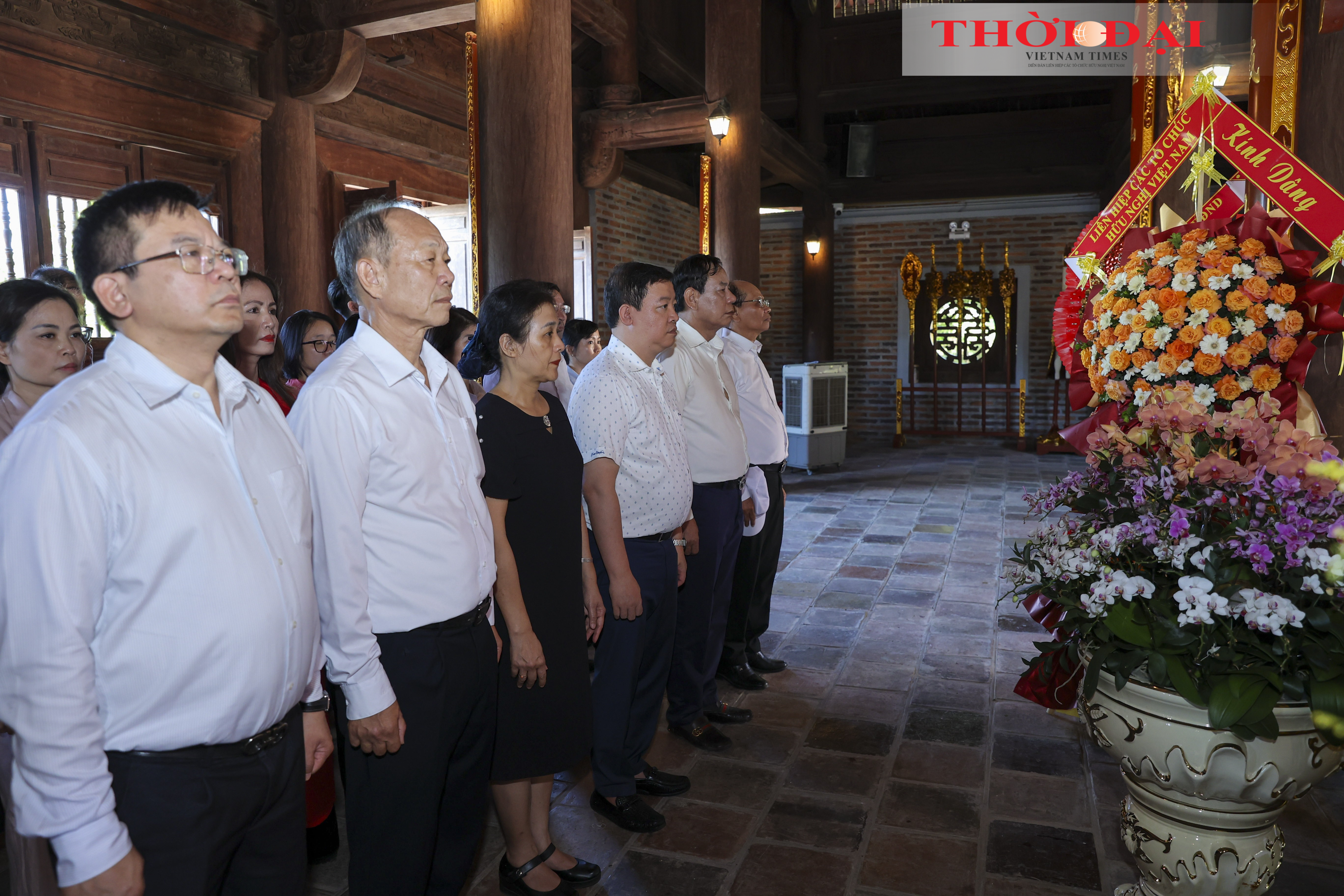 Đoàn đại biểu dâng hương tại Đền Chung Sơn - nơi thờ gia tiên Chủ tịch Hồ Chí Minh, thể hiện lòng thành kính với truyền thống gia đình và cội nguồn văn hóa dân tộc. (Ảnh: Đinh Hòa)