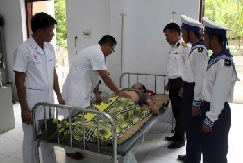 Bệnh xá đảo Song Tử Tây cấp cứu ngư dân bị bệnh